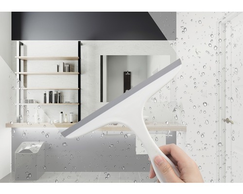 Badezimmer mit Hand und Duschabzieher zur Reinigung von Glas