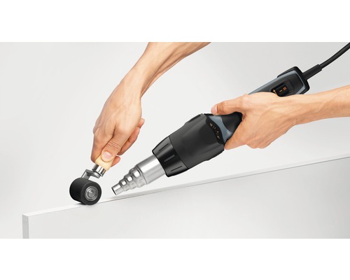 Heißluftfön mit Andrückrolle im Einsatz