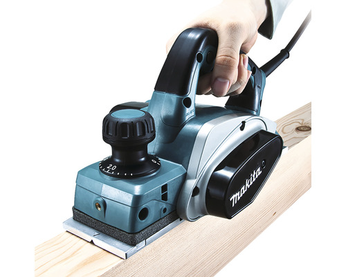 Makita Elektrohobel in Aktion auf einem Holzbrett