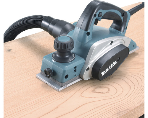 Makita Elektrohobel auf einem Holzbrett