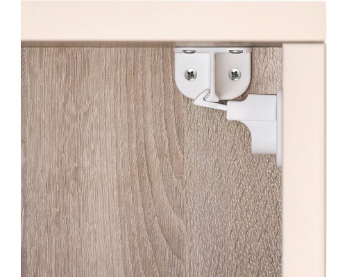 Weißer Möbel-Schnäpper am Holzschrank befestigt
