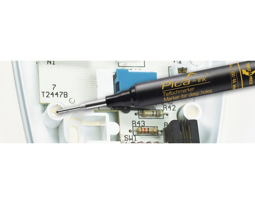 Pica Ink Tieflochmarker beim Markieren einer Leiterplatte.