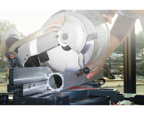 Gehrungssäge schneidet ein Werkstück