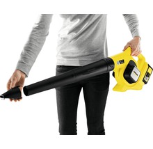 Person montiert Düse an einem gelben Kärcher Akku-Laubbläser