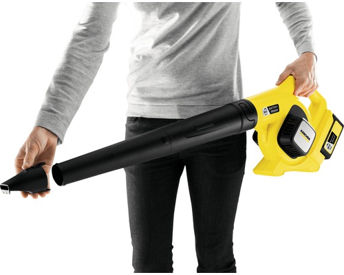 Person montiert Düse an einem gelben Kärcher Akku-Laubbläser