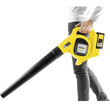 Gelber Kärcher Akku-Laubbläser in der Hand einer Person