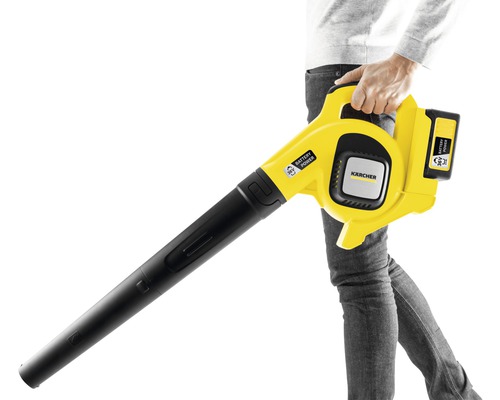 Gelber Kärcher Akku-Laubbläser in der Hand einer Person