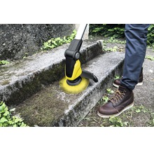 Bürstenreiniger im Einsatz zur Reinigung einer Treppe