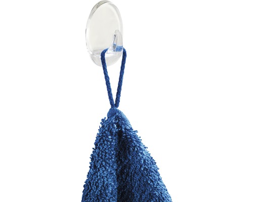 Blaues Handtuch an transparentem Saugnapf befestigt