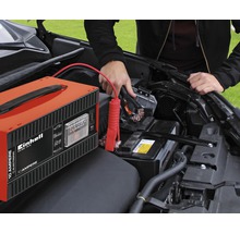 Einhell Batterieladegerät CC-BC 10 E im Einsatz zum Laden einer Autobatterie