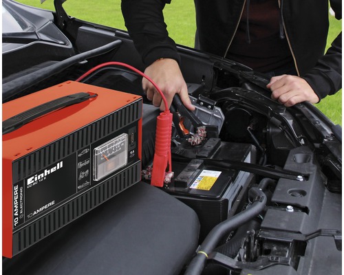 Einhell Batterieladegerät CC-BC 10 E im Einsatz zum Laden einer Autobatterie