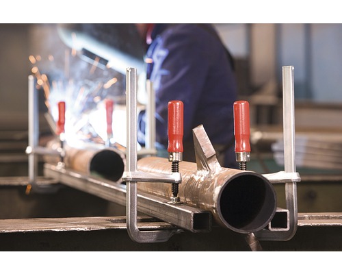 Metallrohre werden mit Schraubzwingen fixiert und geschweißt