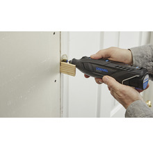 Eine Person benutzt ein Dremel Multifunktionswerkzeug zum Schleifen von Holz.