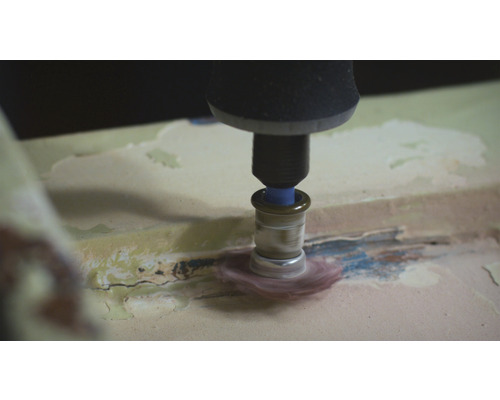 Rotationswerkzeug mit Schleifaufsatz zum Entfernen von Farbe