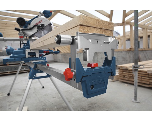 Gehrungssäge mit Werkstück auf Werkbank