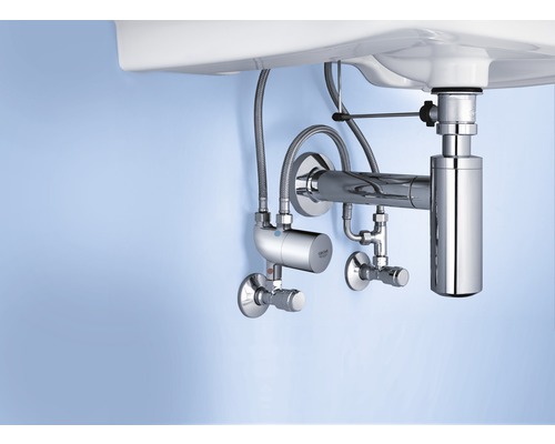 Unteransicht eines Waschbeckens mit Siphon und Eckventilen