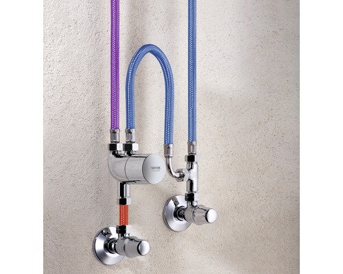 Eckventile mit flexiblen Anschlussschläuchen an einer Wand montiert