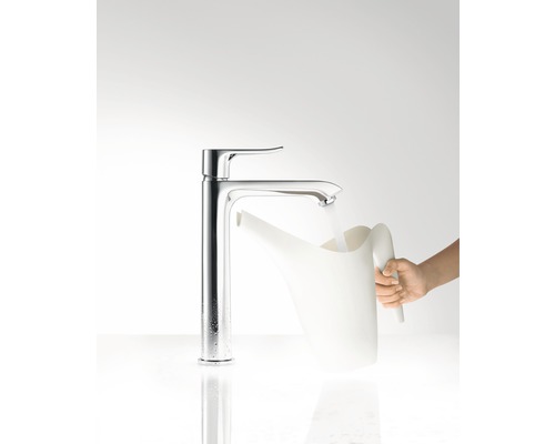 Verchromter Waschtischmischer befüllt Gießkanne mit Wasser.