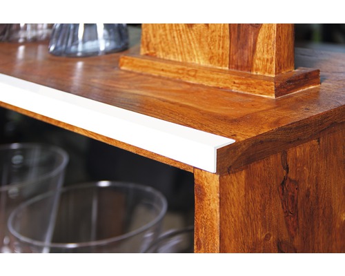 Detailansicht eines Holzschranks mit einem weißen Kantenschutz