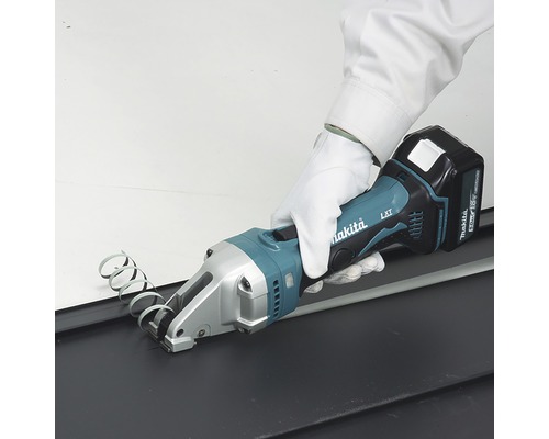 Makita Akku-Blechschere beim Schneiden von Metall