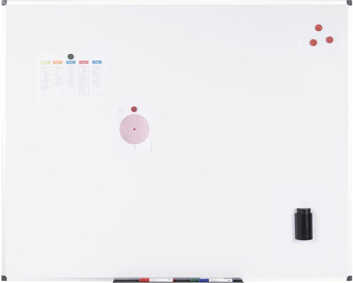 Weißes Whiteboard mit Stiften, Magneten und Tafellöscher