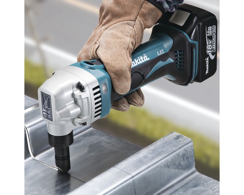Makita Akku-Blechknabber beim Schneiden von Metall