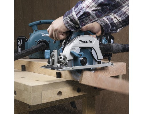 Makita Handkreissäge mit Staubabsaugung im Einsatz auf einer Werkbank