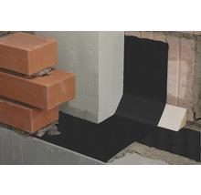 Detailaufnahme einer Horizontalsperre aus Bitumen zwischen Mauerwerk und Beton