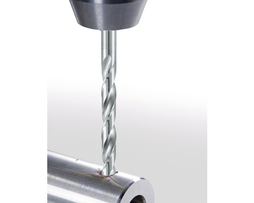 Metallbohrer bohrt in Metallstück