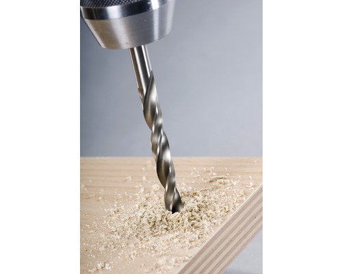 Holzbohrer beim Bohren in ein Holzbrett