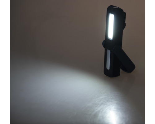 Akkubetriebene LED Arbeitsleuchte mit Standfuß leuchtet
