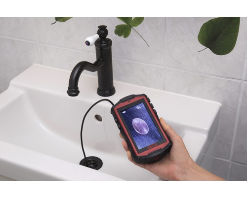 Endoskop-Kamera im Einsatz an einem Waschbecken zur Inspektion von Rohren