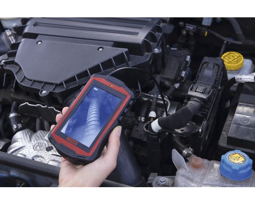 Hand hält Endoskop zur Inspektion eines Automotors