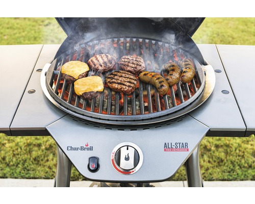 Grill mit Burgern und Würstchen auf dem Grillrost