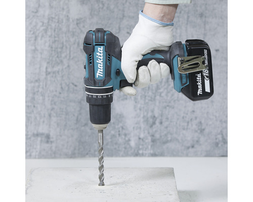 Makita Akku-Schlagbohrschrauber mit Bohrer in Anwendung.