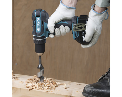 Makita Akku-Bohrschrauber beim Bohren eines Lochs in Holz