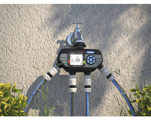 Automatische Bewässerungssteuerung mit zwei Ausgängen am Wasserhahn montiert.