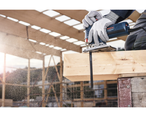 Handwerker sägt Holz mit einer Stichsäge von Bosch