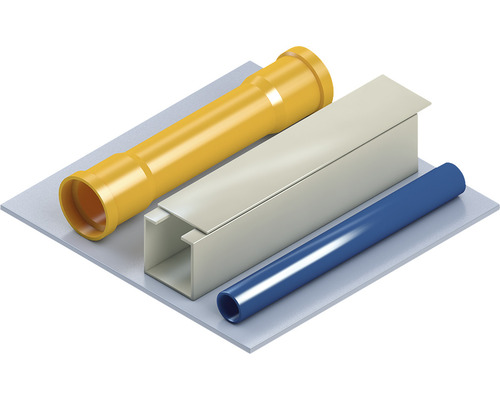 Gelbes Abwasserrohr, Installationskanal und blaues Kunststoffrohr auf einer Platte