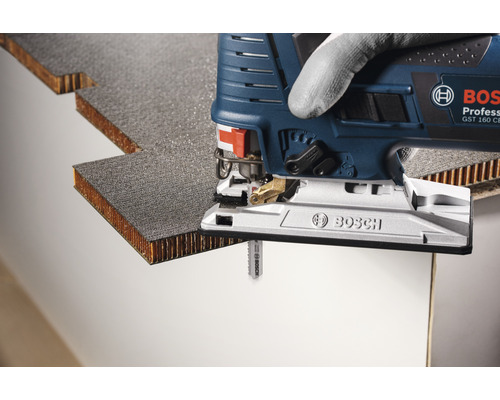 Bosch Stichsäge beim Schneiden eines Werkstücks.