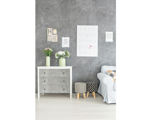 Wohnzimmer mit Kommode, Hockern und Wanddekoration