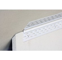 Eckschutzschiene aus Kunststoff an einer Wand befestigt