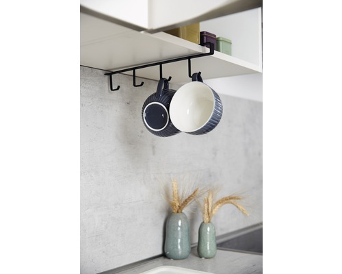 Küchenszene mit Tassen unter einem Küchenregal