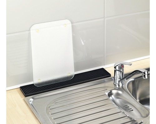 Spüle mit Abtropffläche, Schneidebrett und Abtropfmatte