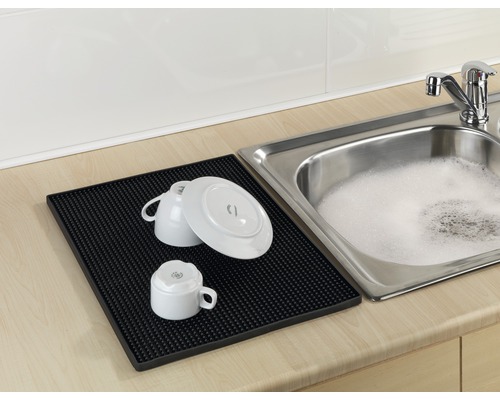 Abwaschbecken mit Abtropfmatte, Geschirr und Spülmittel