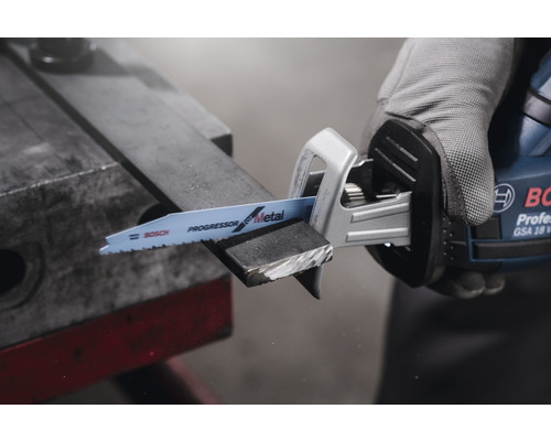 Säbelsäge schneidet Metall mit einem Bosch Säbelsägeblatt.