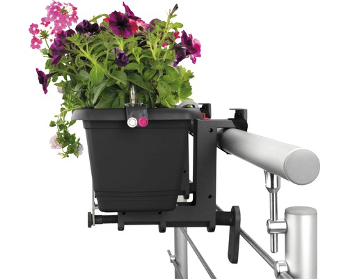 Blumenkasten mit Halterung zur Montage an einem Geländer mit Blumen