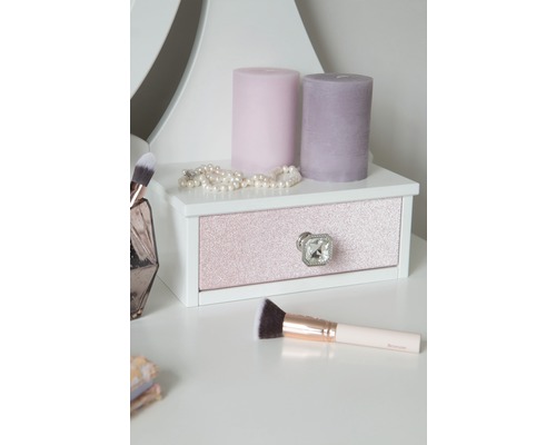 Dekorativer Schminktisch mit Schublade, Kerzen, Schmuck und Make-up-Pinsel.