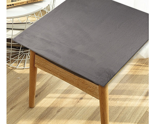 Grauer Stuhl mit Holzbeinen und Bezug