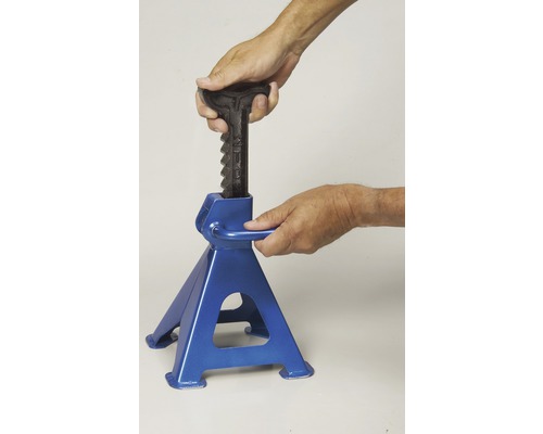 Bedienung eines blauen Unterstellbocks mit einer Hand